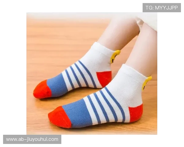 舒适透气足球训练袜网眼设计助力运动表现提升